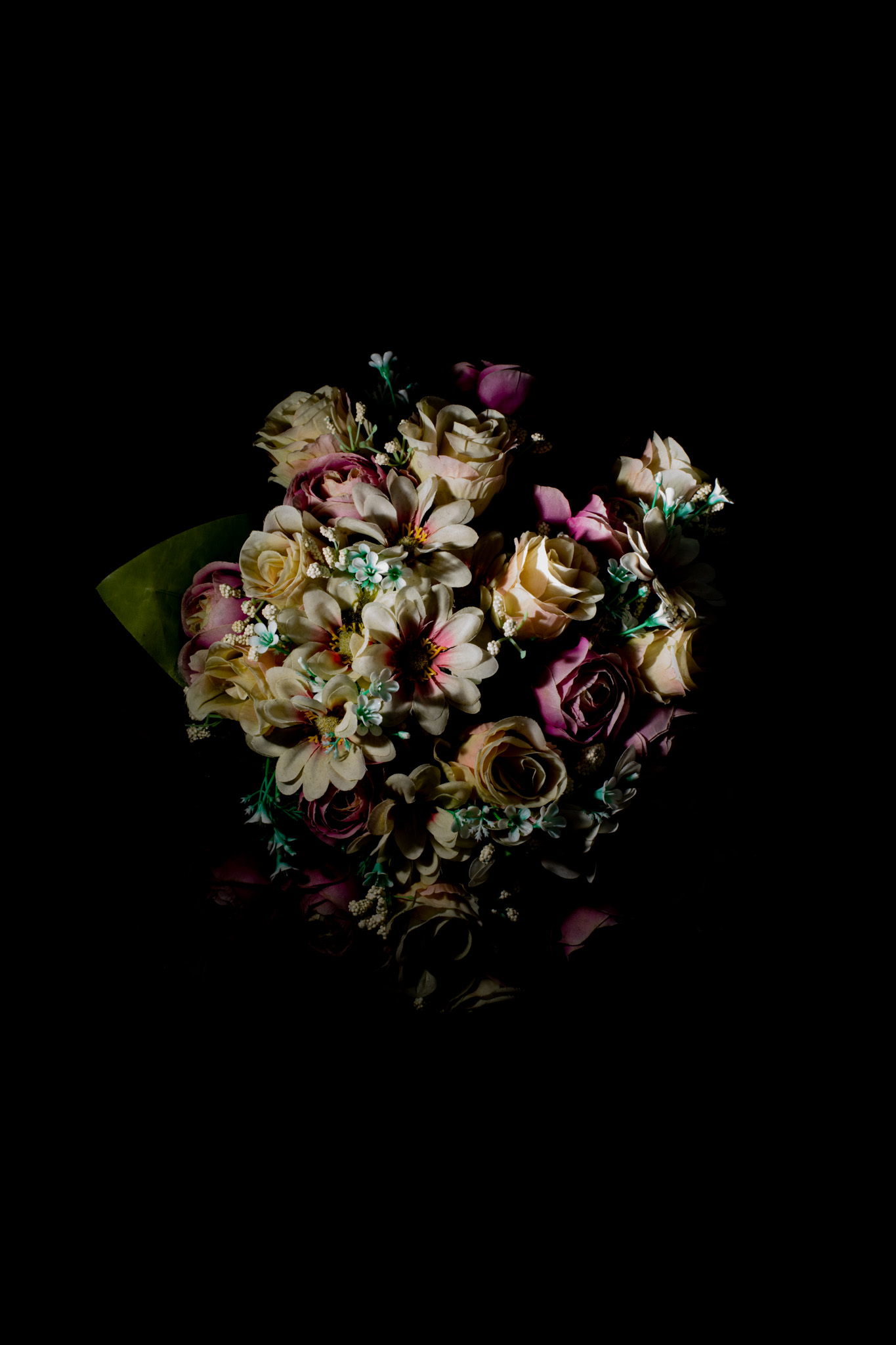 AdVitam_AMarly_Untitled01_0772 Français: Cette photo d'un bouquet de fleurs fait partie de la série Ad Vitam. Ad Vitam est une série de photos réalisées par Alexandre Marly, photographe de portraits et de documentaires Belge. Photographie couleur sur fond noir d'un bouquet de fleurs synthétiques prise directement dans un cimetière. Technique: Nikon D850, flash. English: This photo of a bouquet of flowers is part of the Ad Vitam series. Ad Vitam is a series of photographs made by Alexandre Marly, a Belgian portrait and documentary photographer. Color photograph on black background of a bunch of synthetic flowers taken directly in a cemetery. Technique: Nikon D850, flash.