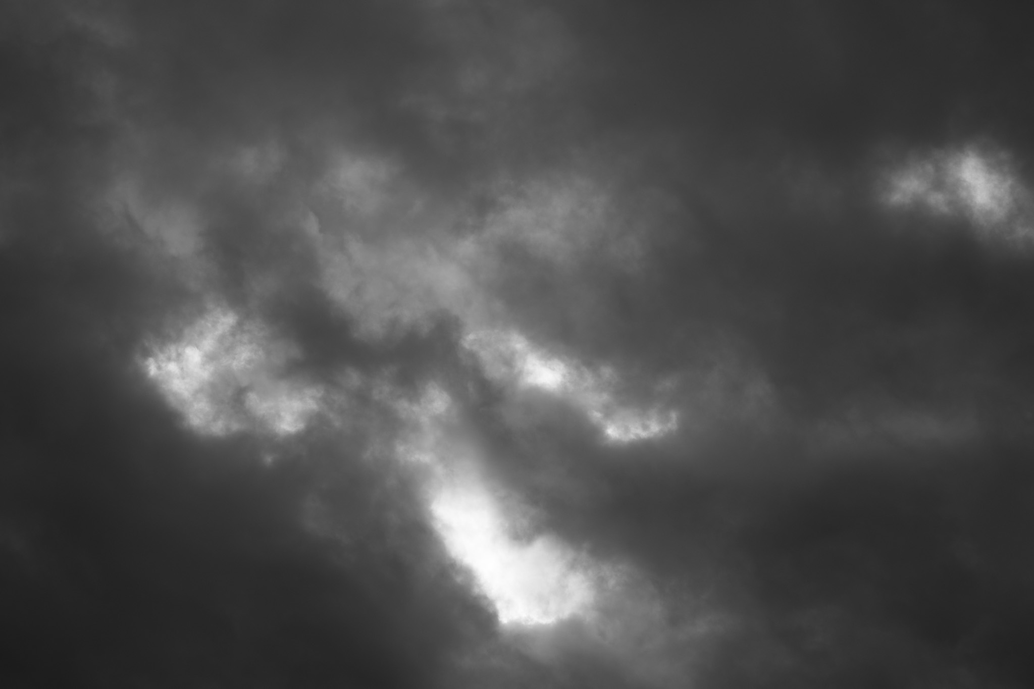 AdVitam_AMarly_Untitled01_2611 Français: Cette photo d'un ciel gris nuageux fait partie de la série Ad Vitam. Ad Vitam est une série de photos réalisées par Alexandre Marly, photographe de portraits et de documentaires Belge. Photographie noir et blanc d'un ciel gris nuageux. Technique: Nikon D850. English: This picture of a grey cloudy sky is part of the Ad Vitam series. Ad Vitam is a series of photos made by Alexandre Marly, Belgian portrait and documentary photographer. Black and white photograph of a grey cloudy sky. Technique: Nikon D850.
