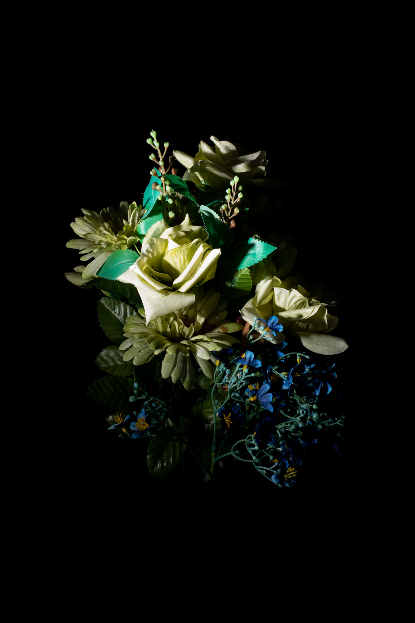 AdVitam_AMarly_Untitled02_0804 Français: Cette photo d'un bouquet de fleurs fait partie de la série Ad Vitam. Ad Vitam est une série de photos réalisées par Alexandre Marly, photographe de portraits et de documentaires Belge. Photographie couleur sur fond noir d'un bouquet de fleurs synthétiques prise directement dans un cimetière. Technique: Nikon D850, flash. English: This photo of a bouquet of flowers is part of the Ad Vitam series. Ad Vitam is a series of photographs made by Alexandre Marly, a Belgian portrait and documentary photographer. Color photograph on black background of a bunch of synthetic flowers taken directly in a cemetery. Technique: Nikon D850, flash.