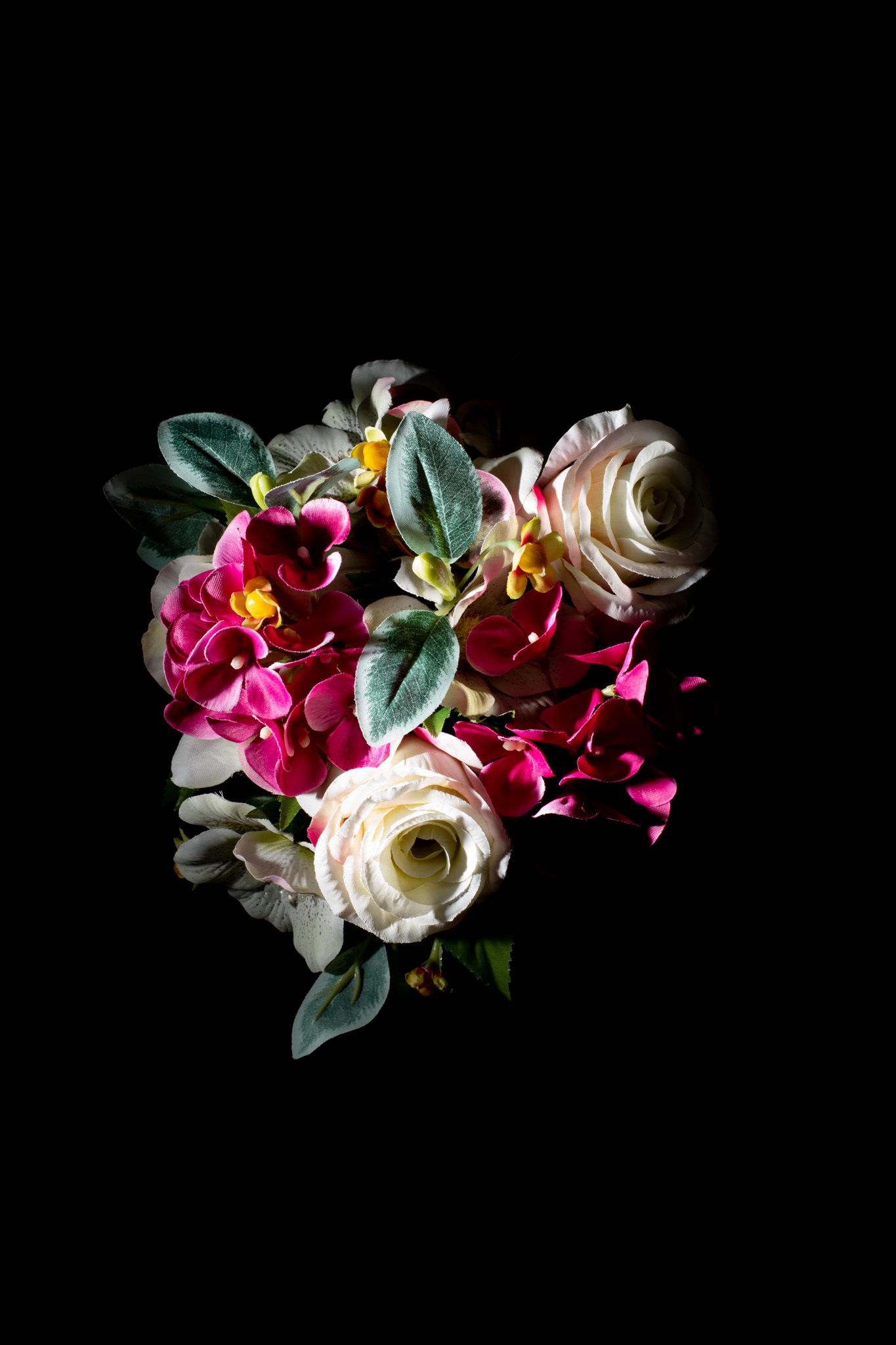 AdVitam_AMarly_Untitled03_0805 Français: Cette photo d'un bouquet de fleurs fait partie de la série Ad Vitam. Ad Vitam est une série de photos réalisées par Alexandre Marly, photographe de portraits et de documentaires Belge. Photographie couleur sur fond noir d'un bouquet de fleurs synthétiques prise directement dans un cimetière. Technique: Nikon D850, flash. English: This photo of a bouquet of flowers is part of the Ad Vitam series. Ad Vitam is a series of photographs made by Alexandre Marly, a Belgian portrait and documentary photographer. Color photograph on black background of a bunch of synthetic flowers taken directly in a cemetery. Technique: Nikon D850, flash.