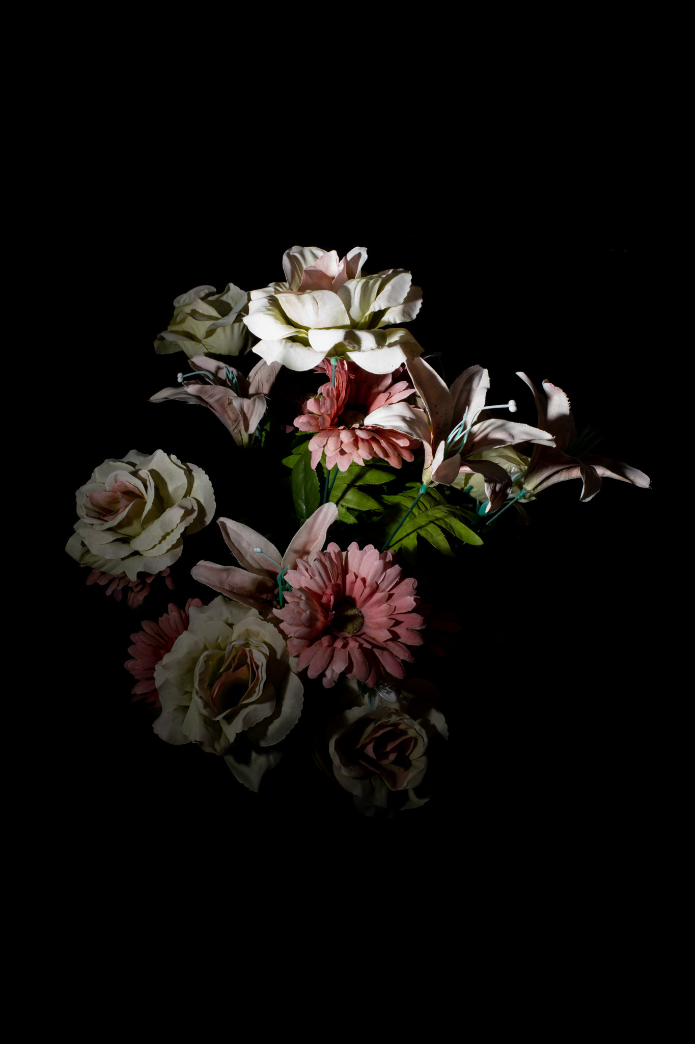 AdVitam_AMarly_Untitled04_0807 Français: Cette photo d'un bouquet de fleurs fait partie de la série Ad Vitam. Ad Vitam est une série de photos réalisées par Alexandre Marly, photographe de portraits et de documentaires Belge. Photographie couleur sur fond noir d'un bouquet de fleurs synthétiques prise directement dans un cimetière. Technique: Nikon D850, flash. English: This photo of a bouquet of flowers is part of the Ad Vitam series. Ad Vitam is a series of photographs made by Alexandre Marly, a Belgian portrait and documentary photographer. Color photograph on black background of a bunch of synthetic flowers taken directly in a cemetery. Technique: Nikon D850, flash.