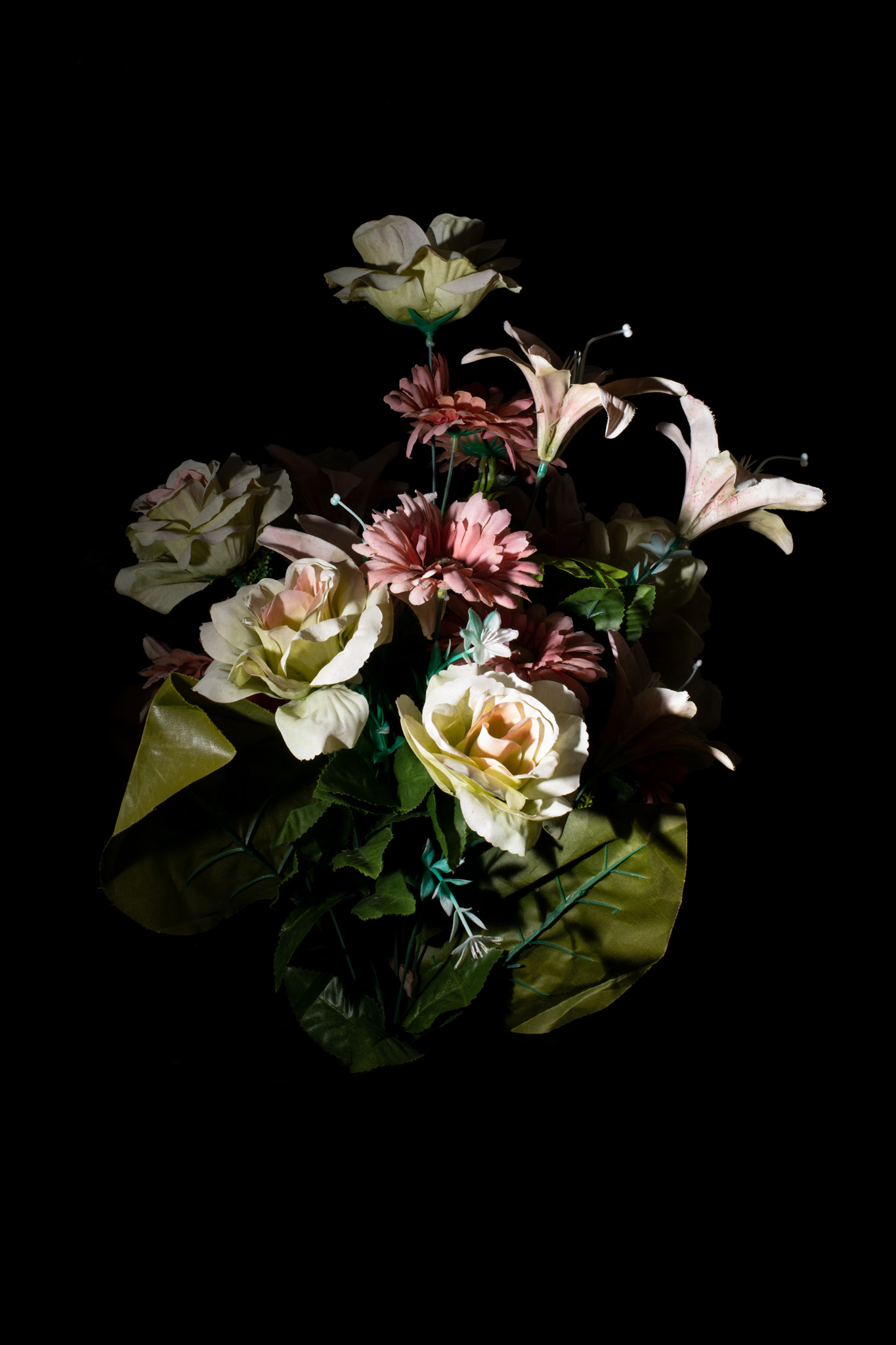 AdVitam_AMarly_Untitled05_0813 Français: Cette photo d'un bouquet de fleurs fait partie de la série Ad Vitam. Ad Vitam est une série de photos réalisées par Alexandre Marly, photographe de portraits et de documentaires Belge. Photographie couleur sur fond noir d'un bouquet de fleurs synthétiques prise directement dans un cimetière. Technique: Nikon D850, flash. English: This photo of a bouquet of flowers is part of the Ad Vitam series. Ad Vitam is a series of photographs made by Alexandre Marly, a Belgian portrait and documentary photographer. Color photograph on black background of a bunch of synthetic flowers taken directly in a cemetery. Technique: Nikon D850, flash.
