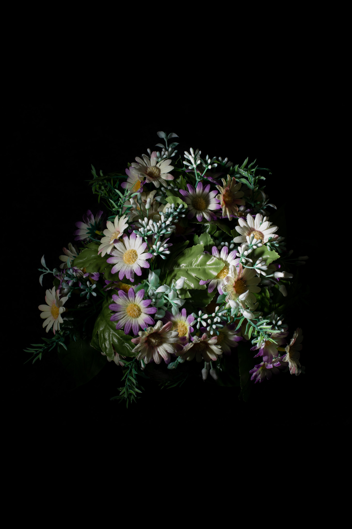 AdVitam_AMarly_Untitled06_0817 Français: Cette photo d'un bouquet de fleurs fait partie de la série Ad Vitam. Ad Vitam est une série de photos réalisées par Alexandre Marly, photographe de portraits et de documentaires Belge. Photographie couleur sur fond noir d'un bouquet de fleurs synthétiques prise directement dans un cimetière. Technique: Nikon D850, flash. English: This photo of a bouquet of flowers is part of the Ad Vitam series. Ad Vitam is a series of photographs made by Alexandre Marly, a Belgian portrait and documentary photographer. Color photograph on black background of a bunch of synthetic flowers taken directly in a cemetery. Technique: Nikon D850, flash.