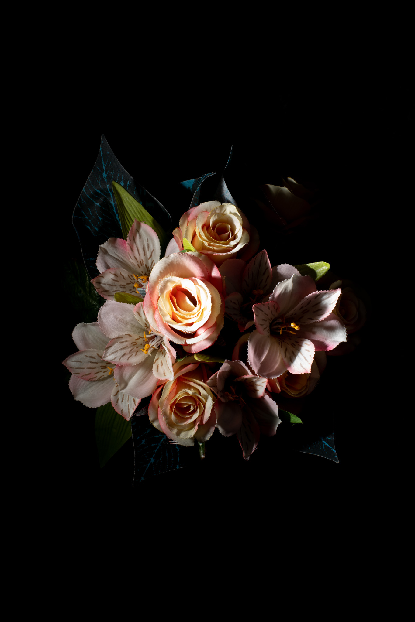 AdVitam_AMarly_Untitled07_0820 Français: Cette photo d'un bouquet de fleurs fait partie de la série Ad Vitam. Ad Vitam est une série de photos réalisées par Alexandre Marly, photographe de portraits et de documentaires Belge. Photographie couleur sur fond noir d'un bouquet de fleurs synthétiques prise directement dans un cimetière. Technique: Nikon D850, flash. English: This photo of a bouquet of flowers is part of the Ad Vitam series. Ad Vitam is a series of photographs made by Alexandre Marly, a Belgian portrait and documentary photographer. Color photograph on black background of a bunch of synthetic flowers taken directly in a cemetery. Technique: Nikon D850, flash.