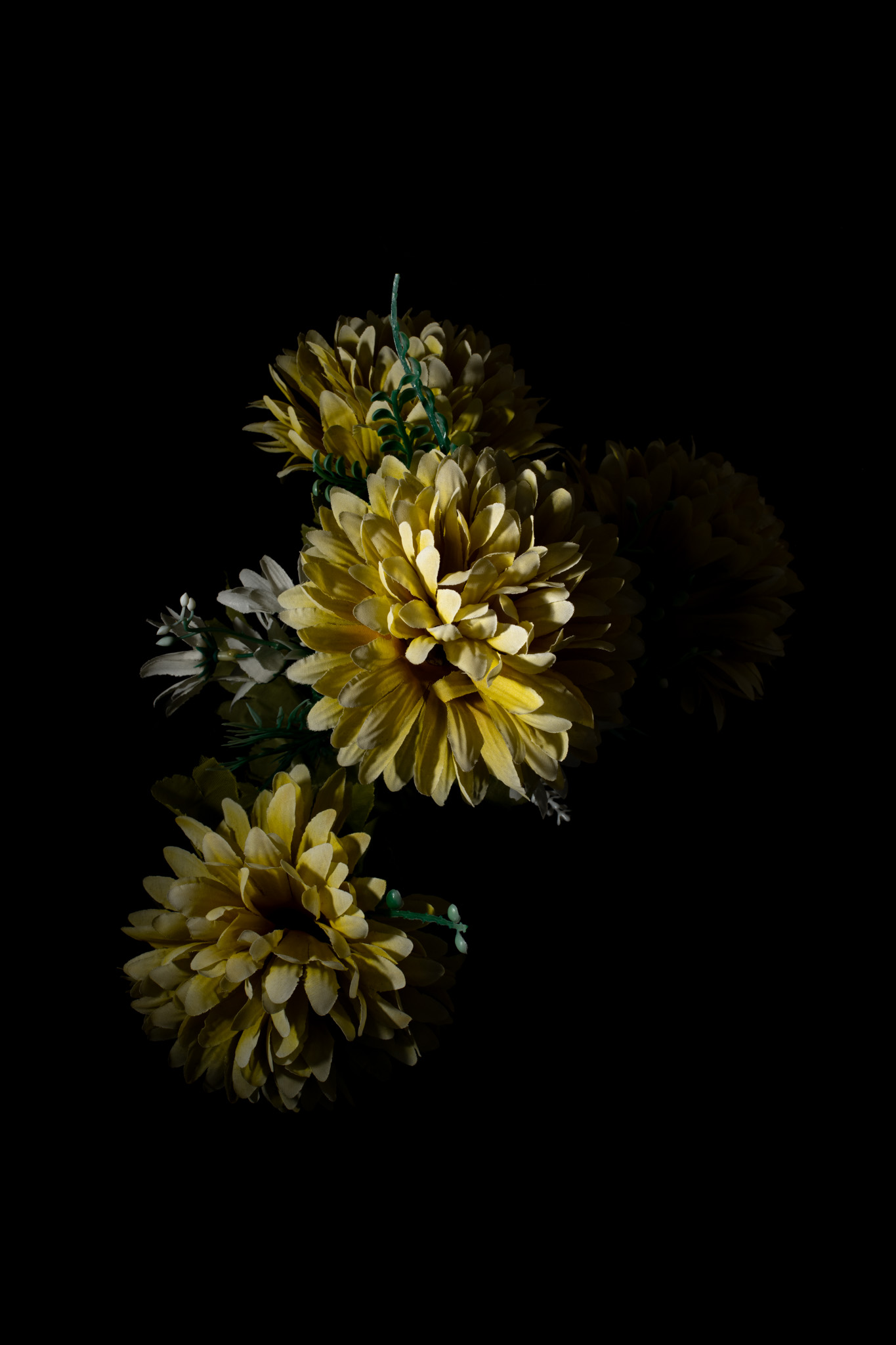 AdVitam_AMarly_Untitled09_0827 Français: Cette photo d'un bouquet de fleurs fait partie de la série Ad Vitam. Ad Vitam est une série de photos réalisées par Alexandre Marly, photographe de portraits et de documentaires Belge. Photographie couleur sur fond noir d'un bouquet de fleurs synthétiques prise directement dans un cimetière. Technique: Nikon D850, flash. English: This photo of a bouquet of flowers is part of the Ad Vitam series. Ad Vitam is a series of photographs made by Alexandre Marly, a Belgian portrait and documentary photographer. Color photograph on black background of a bunch of synthetic flowers taken directly in a cemetery. Technique: Nikon D850, flash.