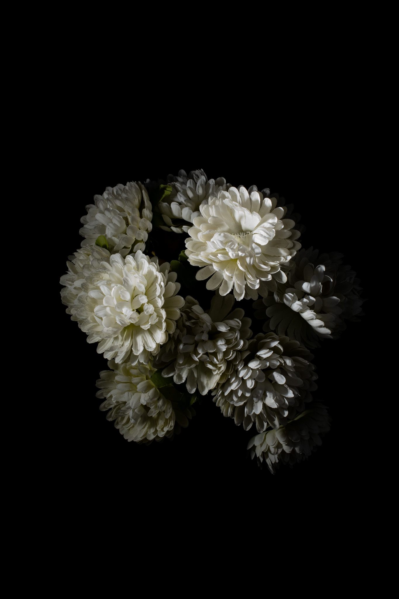 AdVitam_AMarly_Untitled10_0831 Français: Cette photo d'un bouquet de fleurs fait partie de la série Ad Vitam. Ad Vitam est une série de photos réalisées par Alexandre Marly, photographe de portraits et de documentaires Belge. Photographie couleur sur fond noir d'un bouquet de fleurs synthétiques prise directement dans un cimetière. Technique: Nikon D850, flash. English: This photo of a bouquet of flowers is part of the Ad Vitam series. Ad Vitam is a series of photographs made by Alexandre Marly, a Belgian portrait and documentary photographer. Color photograph on black background of a bunch of synthetic flowers taken directly in a cemetery. Technique: Nikon D850, flash.