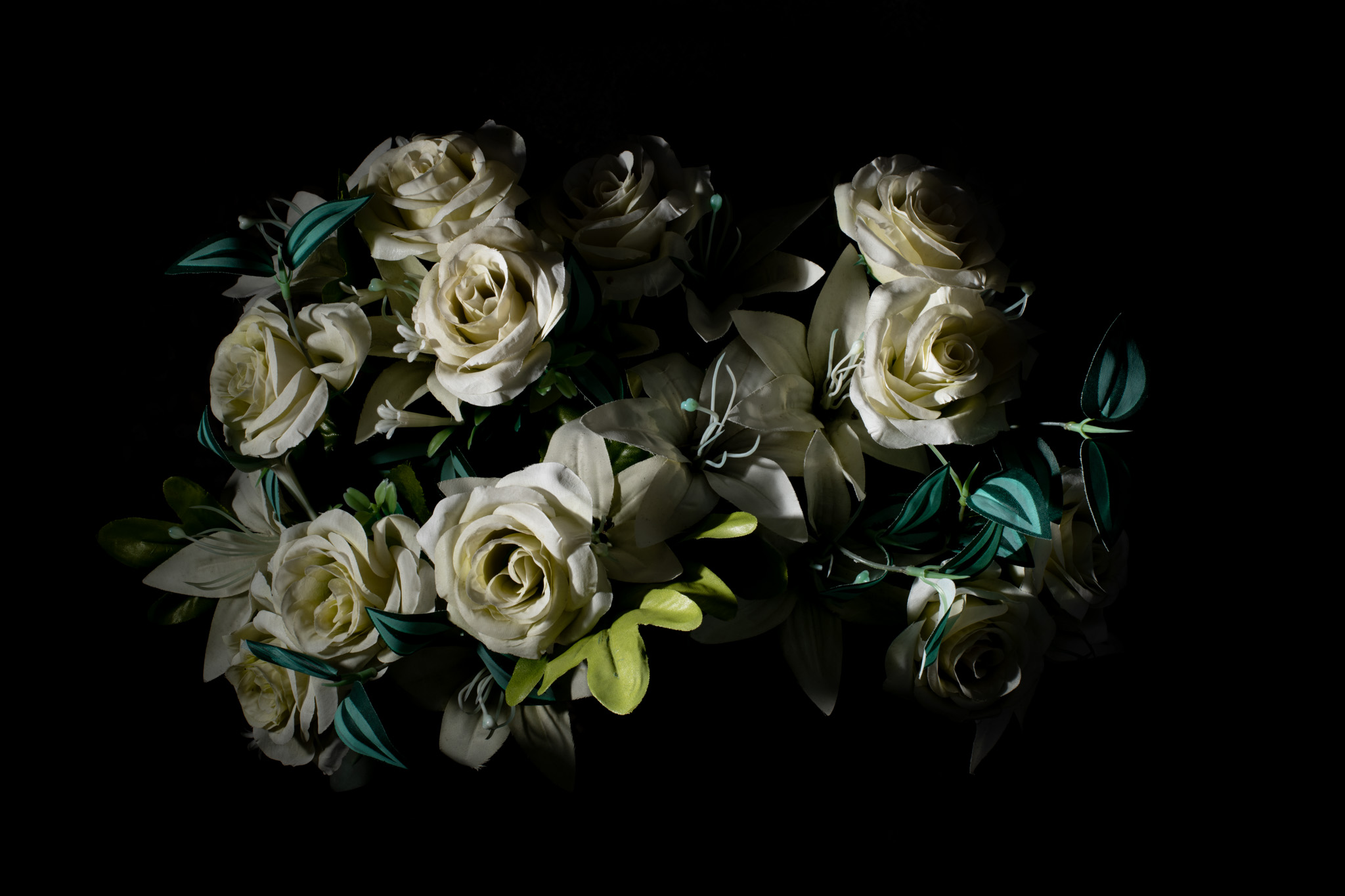 AdVitam_AMarly_Untitled11_0836 Français: Cette photo d'un bouquet de fleurs fait partie de la série Ad Vitam. Ad Vitam est une série de photos réalisées par Alexandre Marly, photographe de portraits et de documentaires Belge. Photographie couleur sur fond noir d'un bouquet de fleurs synthétiques prise directement dans un cimetière. Technique: Nikon D850, flash. English: This photo of a bouquet of flowers is part of the Ad Vitam series. Ad Vitam is a series of photographs made by Alexandre Marly, a Belgian portrait and documentary photographer. Color photograph on black background of a bunch of synthetic flowers taken directly in a cemetery. Technique: Nikon D850, flash.