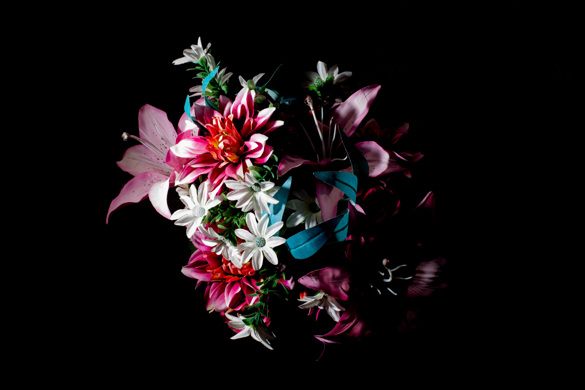 AdVitam_AMarly_Untitled12_0874 Français: Cette photo d'un bouquet de fleurs fait partie de la série Ad Vitam. Ad Vitam est une série de photos réalisées par Alexandre Marly, photographe de portraits et de documentaires Belge. Photographie couleur sur fond noir d'un bouquet de fleurs synthétiques prise directement dans un cimetière. Technique: Nikon D850, flash. English: This photo of a bouquet of flowers is part of the Ad Vitam series. Ad Vitam is a series of photographs made by Alexandre Marly, a Belgian portrait and documentary photographer. Color photograph on black background of a bunch of synthetic flowers taken directly in a cemetery. Technique: Nikon D850, flash.