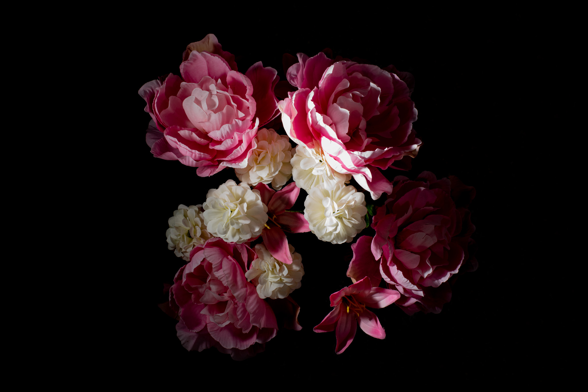 AdVitam_AMarly_Untitled13_0896 Français: Cette photo d'un bouquet de fleurs fait partie de la série Ad Vitam. Ad Vitam est une série de photos réalisées par Alexandre Marly, photographe de portraits et de documentaires Belge. Photographie couleur sur fond noir d'un bouquet de fleurs synthétiques prise directement dans un cimetière. Technique: Nikon D850, flash. English: This photo of a bouquet of flowers is part of the Ad Vitam series. Ad Vitam is a series of photographs made by Alexandre Marly, a Belgian portrait and documentary photographer. Color photograph on black background of a bunch of synthetic flowers taken directly in a cemetery. Technique: Nikon D850, flash.