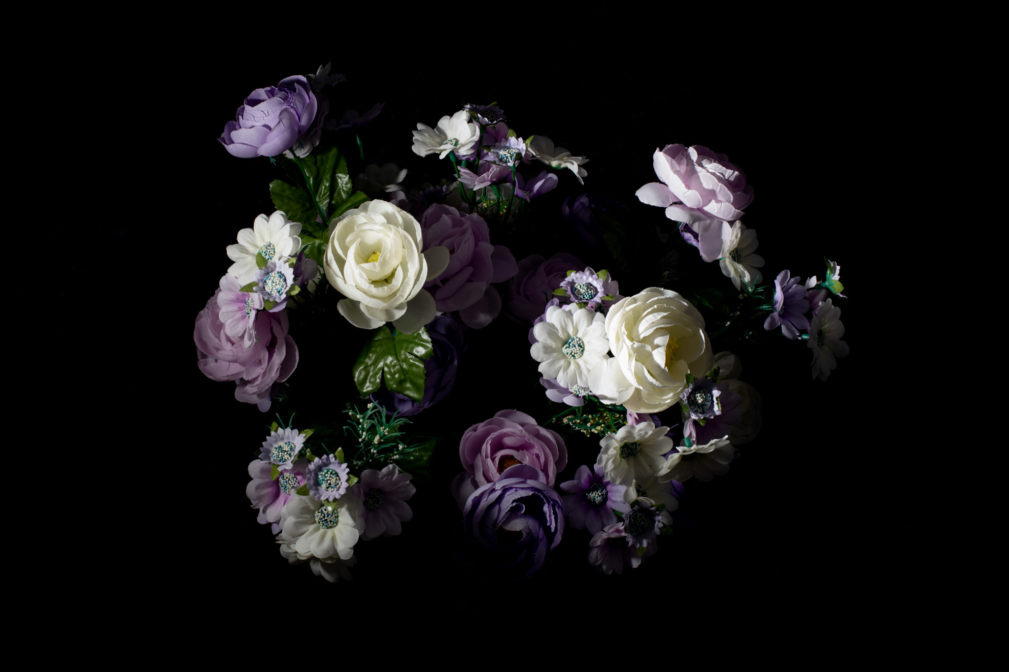 AdVitam_AMarly_Untitled15_0925 Français: Cette photo d'un bouquet de fleurs fait partie de la série Ad Vitam. Ad Vitam est une série de photos réalisées par Alexandre Marly, photographe de portraits et de documentaires Belge. Photographie couleur sur fond noir d'un bouquet de fleurs synthétiques prise directement dans un cimetière. Technique: Nikon D850, flash. English: This photo of a bouquet of flowers is part of the Ad Vitam series. Ad Vitam is a series of photographs made by Alexandre Marly, a Belgian portrait and documentary photographer. Color photograph on black background of a bunch of synthetic flowers taken directly in a cemetery. Technique: Nikon D850, flash.